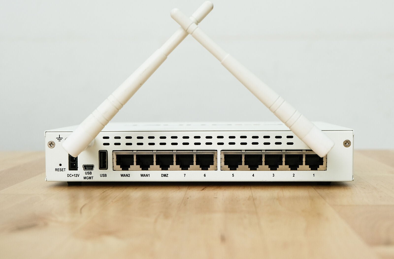 Fortinet FortiWiFi 60D Firewall, VPN Router - Shopelektronik.at
